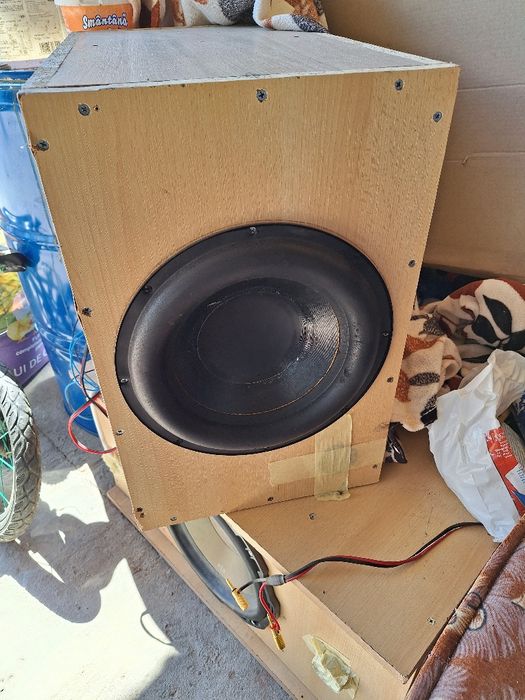 Vând  subwoofere