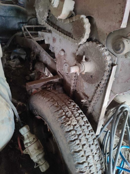 vand 2 semanatori si 1 utilaj de ierbicidat