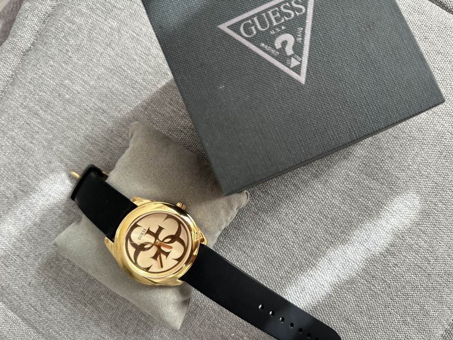 Женские часы от Guess