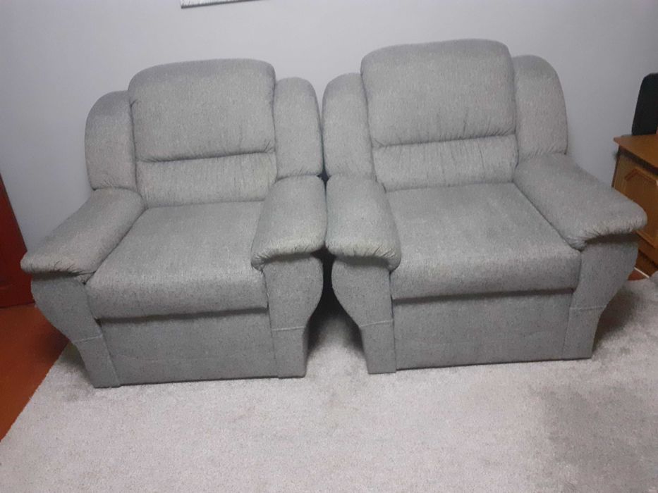 Donez doua fotolii si o canapea extensibila folosite