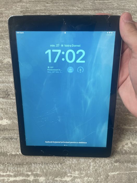 Vand ipad 6 cu ecran crapat functioneaza impecabil