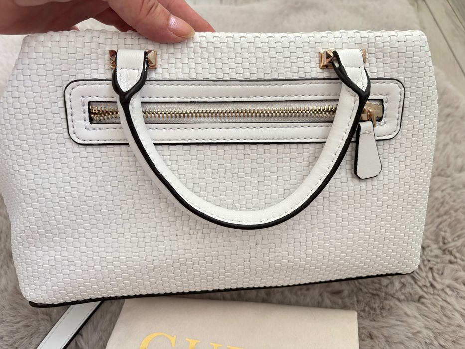 Оригинална чанта Guess