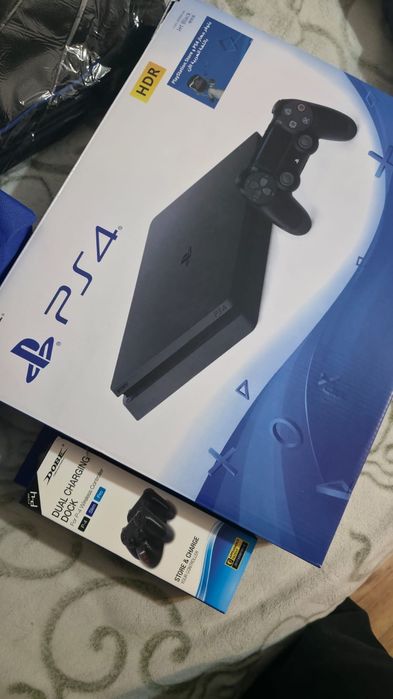 Продам Ps 4 в идеальном состояния