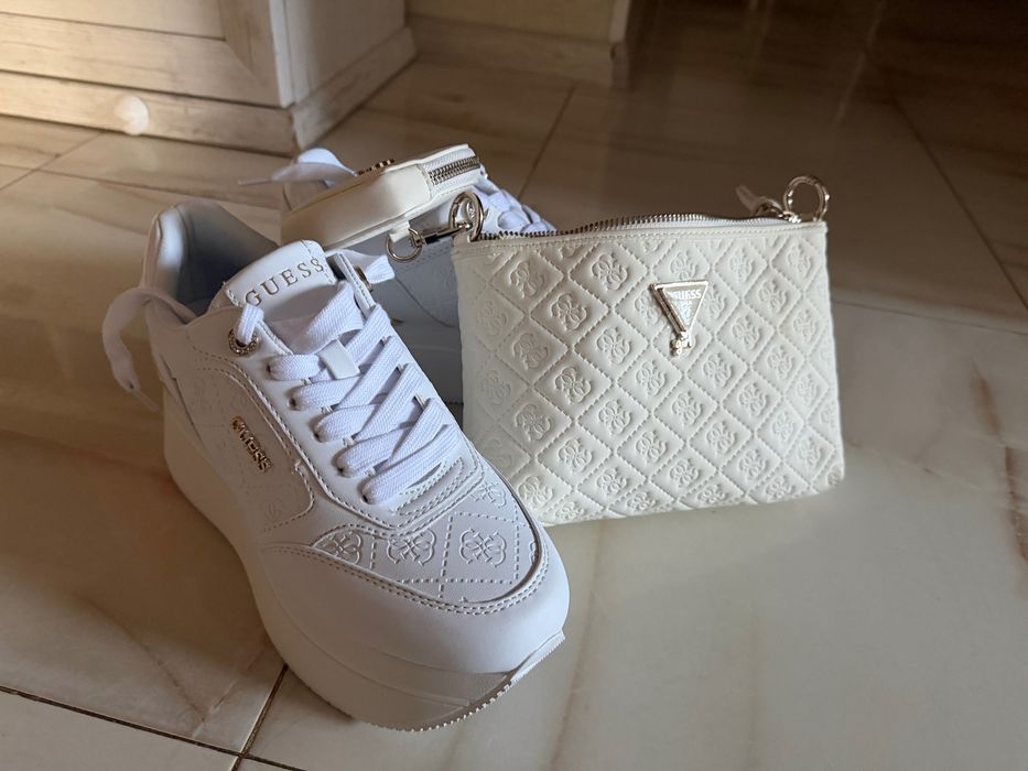 Лот Сникърс и guess и маллка чантичка
