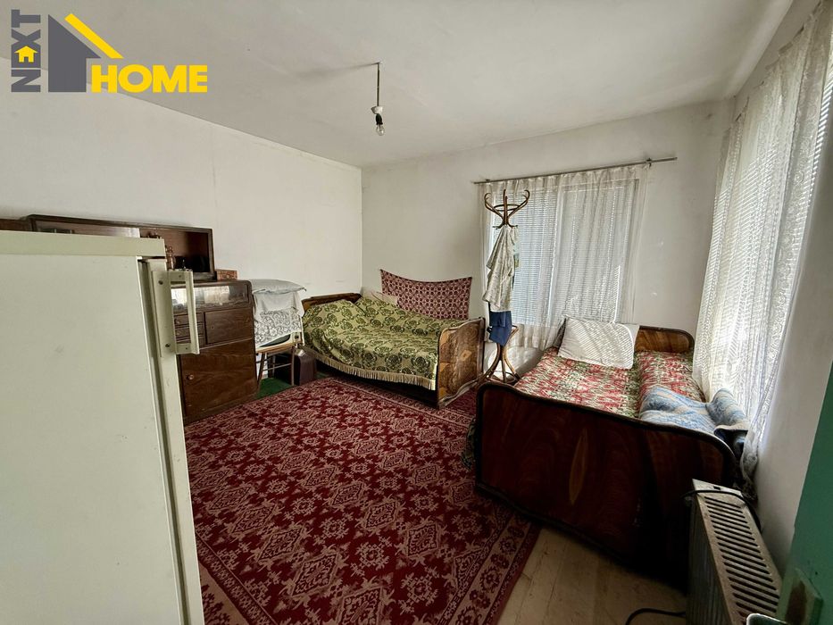 Самостоятелна двуетажна къща с дворно място и гараж