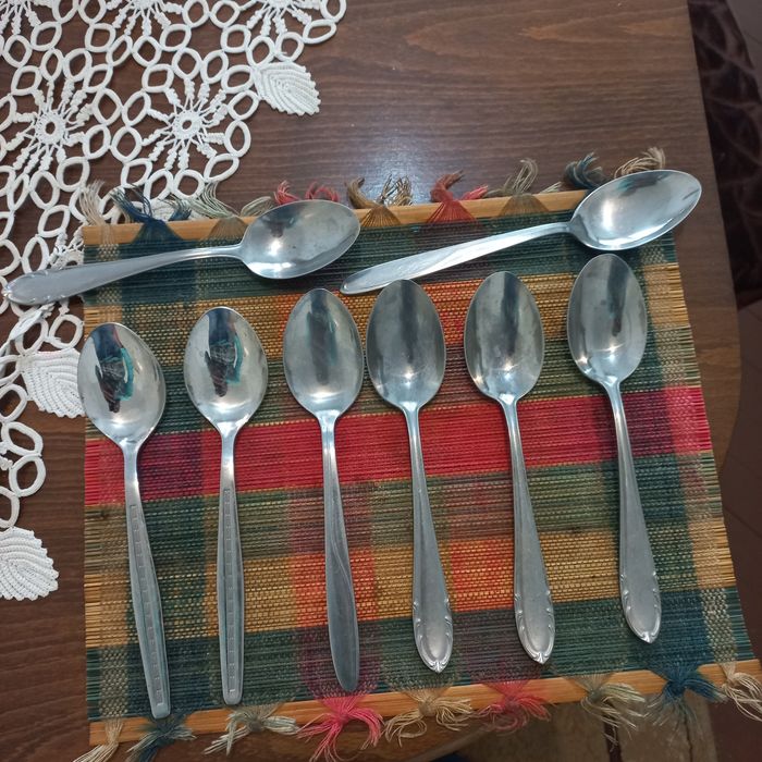 8 броя лъжици  от неръждаема  стомана.