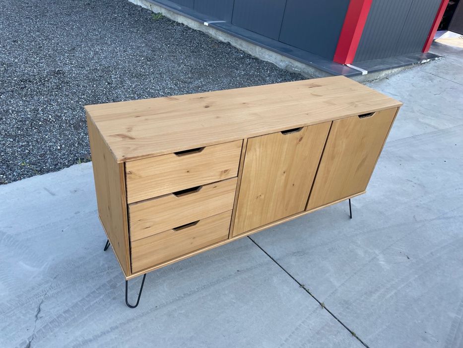 Comodă din lemn masiv cu picioare metalice – Design industrial modern