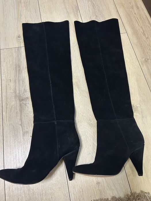 Черни ботуши над коляното