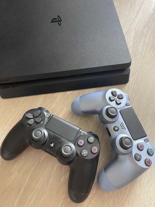 PS4 Slim 1TB + 2 джойстика + игри - отлично състояние
