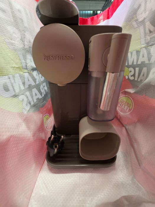 Espressor Nespresso De'Longhi Lattissima One cu carafă lapte