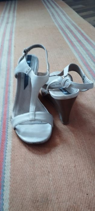 Басаношки на платформе.