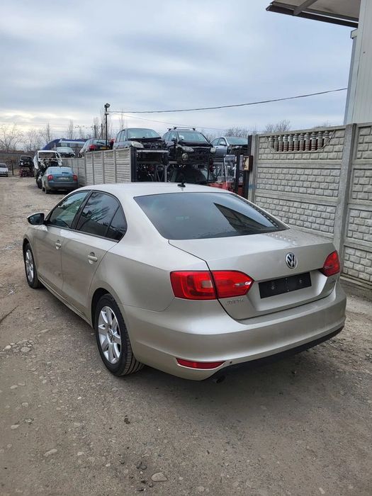 dezmembram volkswagen jetta 2014 bara fata/capota/ aripa / trager / fa