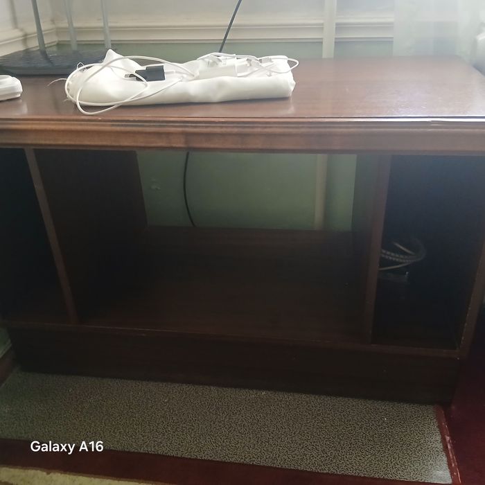 Stol stul sotiladi.  100% yong'oq.