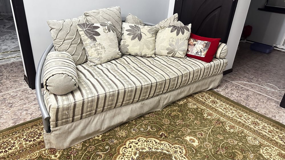 продам авальныи диван выдвежной в хорошем состояние