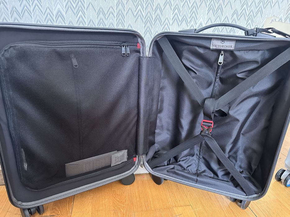 Продам новый чемодан Victorinox