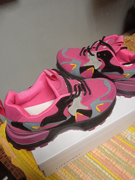 Кроссовки фуксия