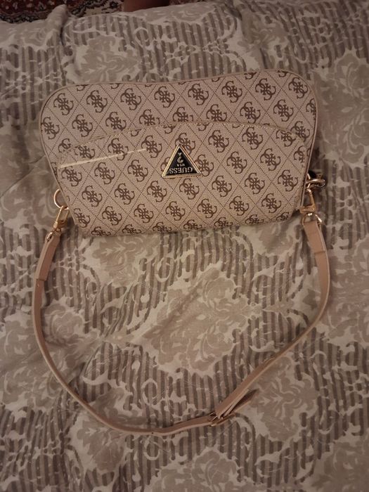Дамска чанта на guess
