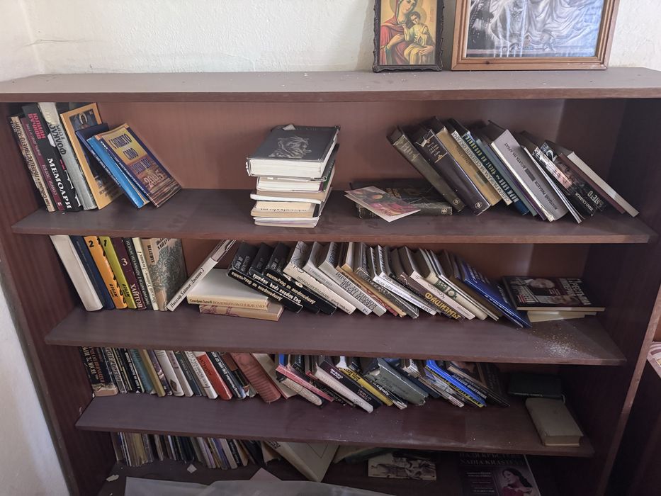 Продавам  стари  книги на едро