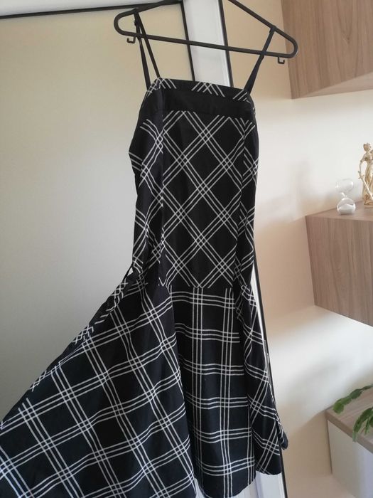 Черна дамска рокля с бяло райе