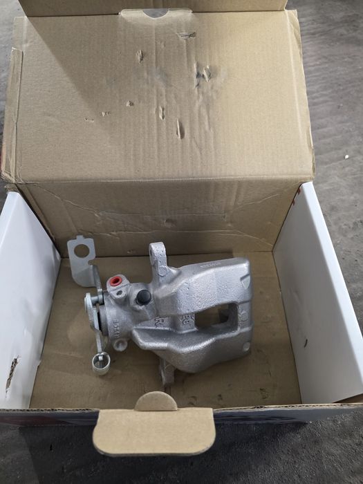 Заден десен спирачен апарат за Тойота Авенсис