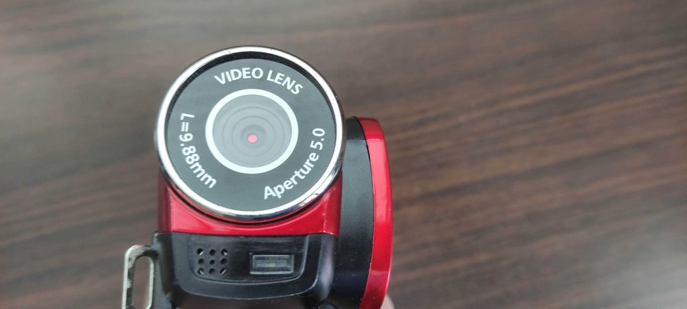 Продавам дигитална HD видео камера Sony HDR-CX240