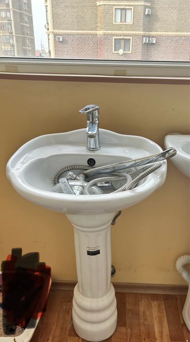 Продам б/у ванну, раковины, зеркало для ванны