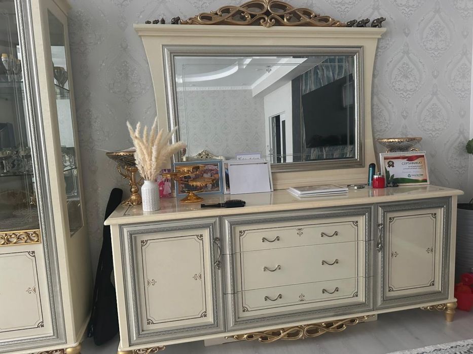 Продается сервант и диван