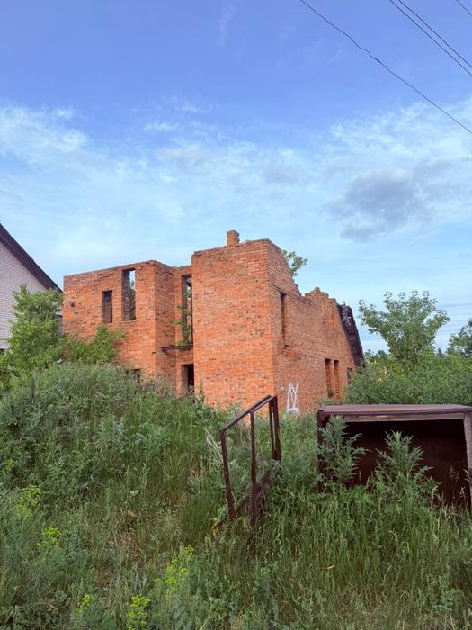 Продам участок с недостроенным помещением