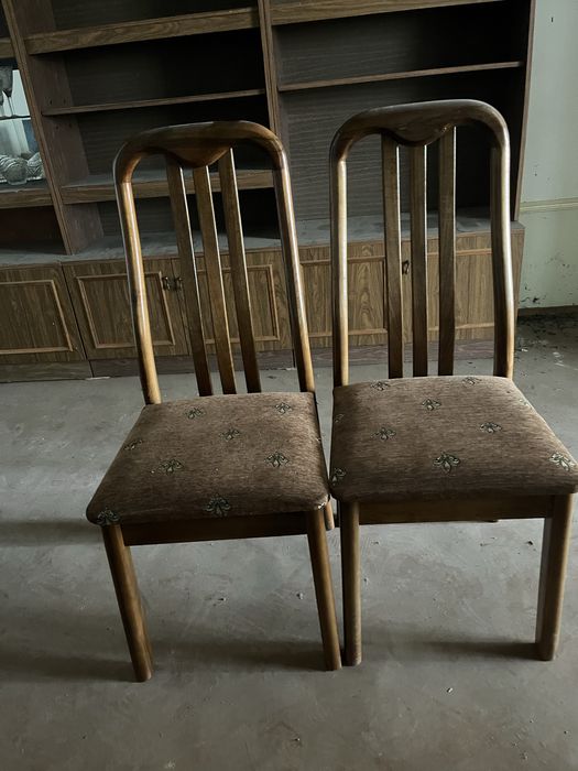 Стуллар сотилади, жуда мустаҳкам, тахтадан ясалган. Қирилган ёки синга