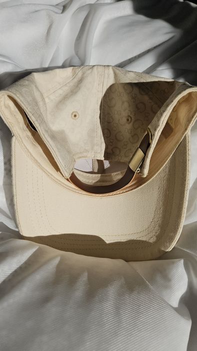 Оригинална шапка Guess