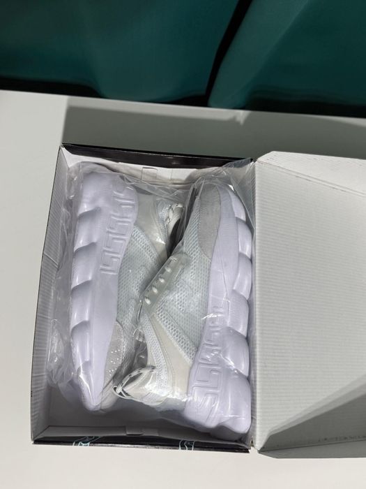 Versace chain reaction