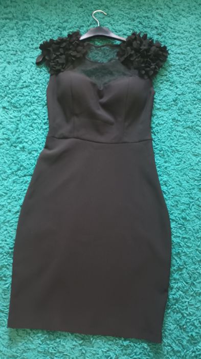 Черна рокля с интересни рамена