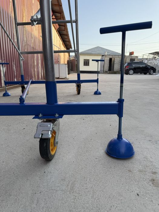 Оцинкованные строительные леса на колесах, с поддонами, ограждение