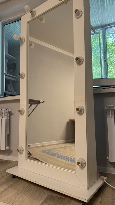 Зеркало с лампочками