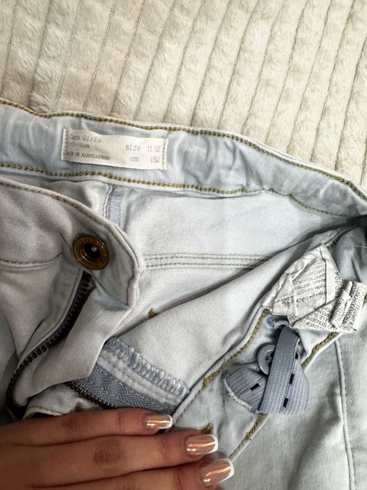 Детскш дънки с цепка на коленете