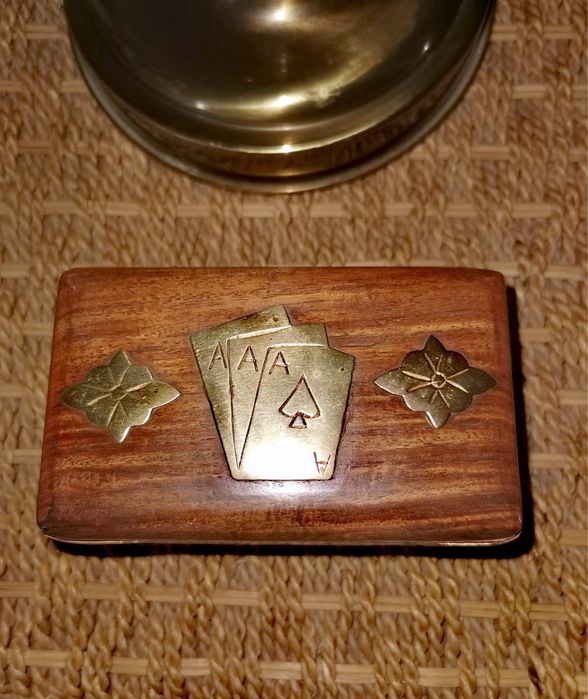 Антикварна дървена кутия с месингов обков с две тестета карти