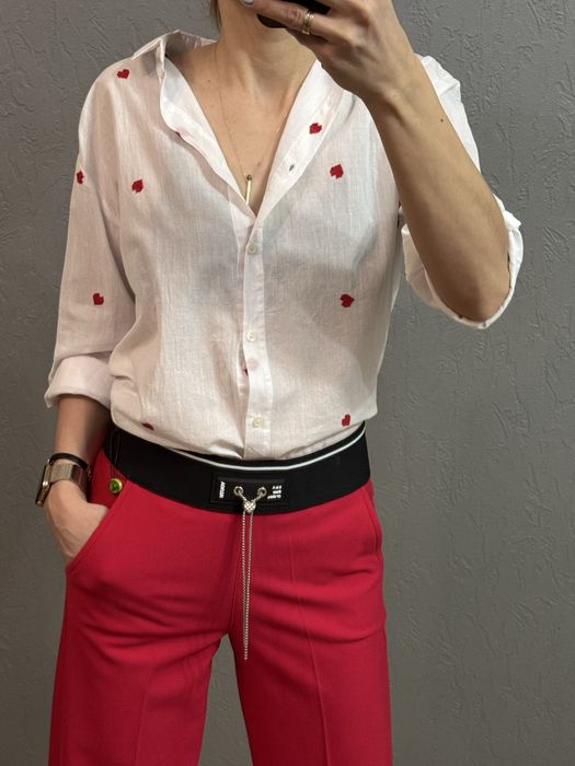 Брюки и рубашка.