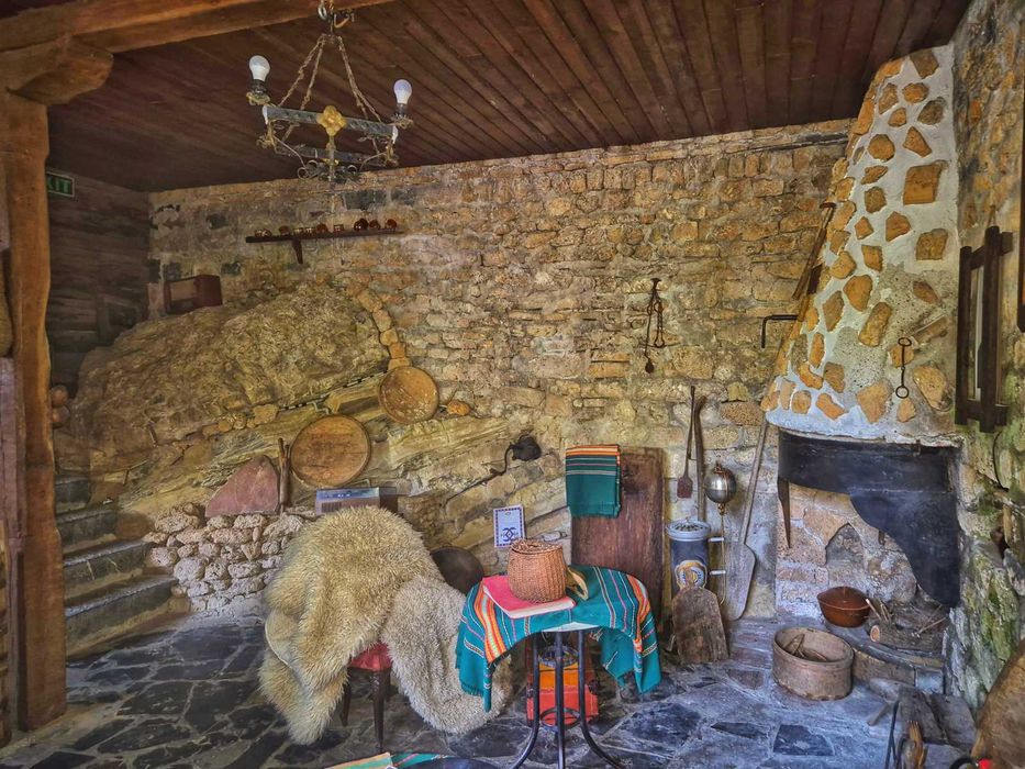 Комплекс -механа и къща за гости до Гложенския манастир и Тетевен !