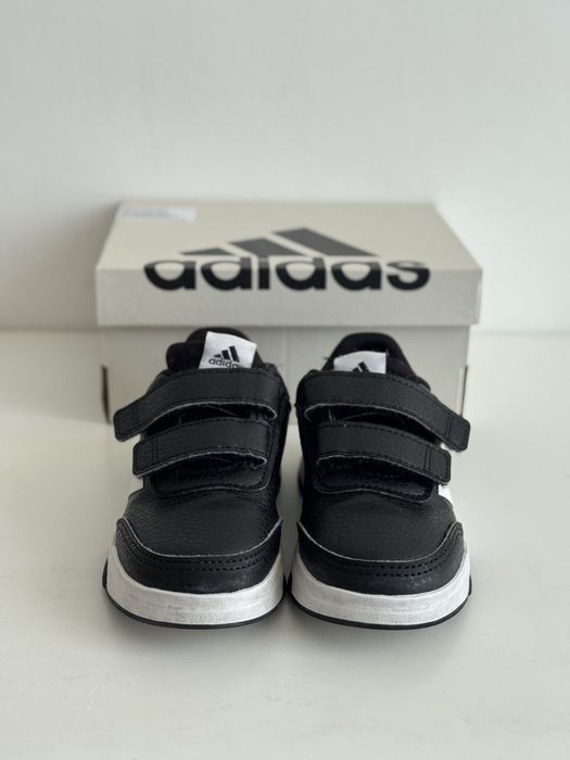 Обувки Адидас 23,5