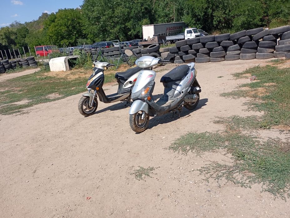 Vând scutere pe benzina