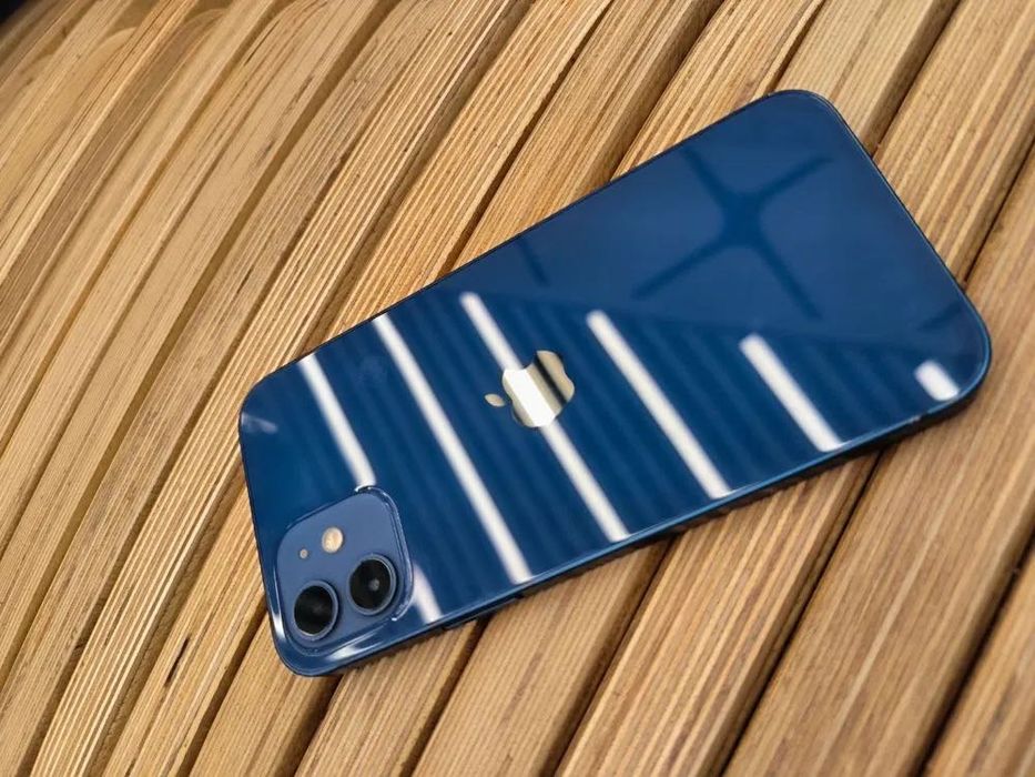 Продам iPhone 12 айфон 12