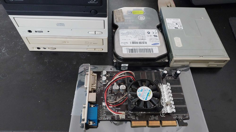 HDD 80GB IDE, placa video AGP, floppy, CD-ROM, Creativ soundblaster