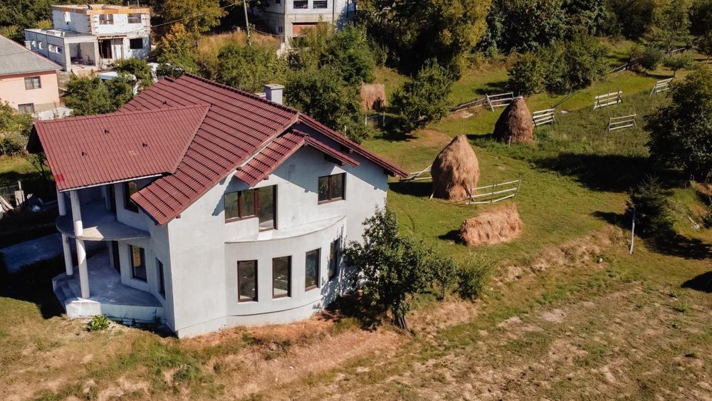 Casa de vânzare în comuna Maieru , teren 17ari