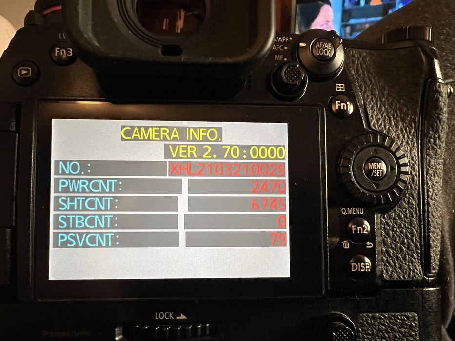 Panasonic Lumix G9 cu grip si Lumix  14-42