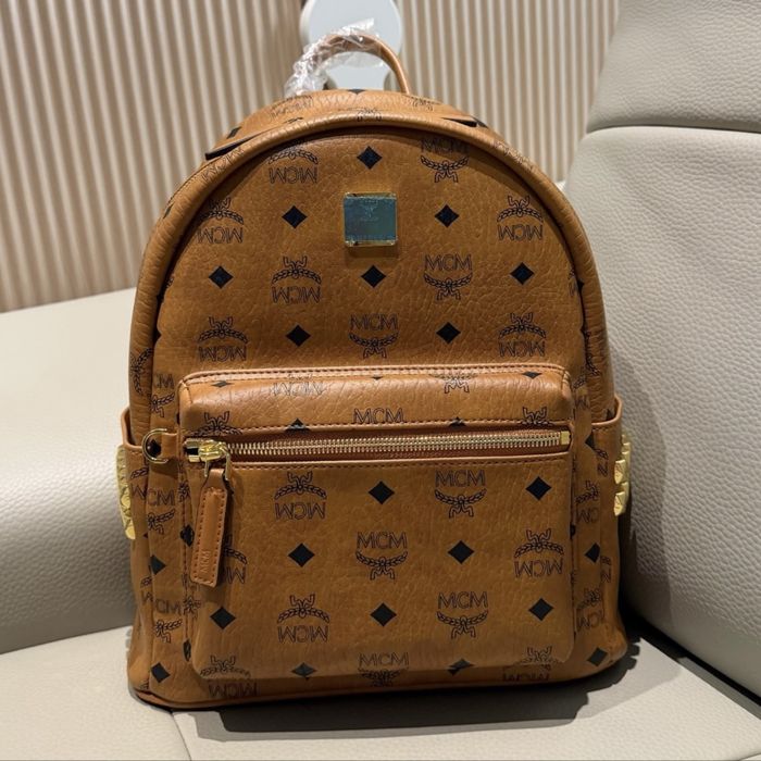Продавам раница в стил MCM