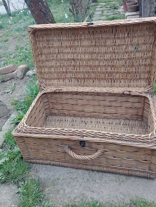 Антики Винтидж  Плетен куфар от миналия век /Антика/
