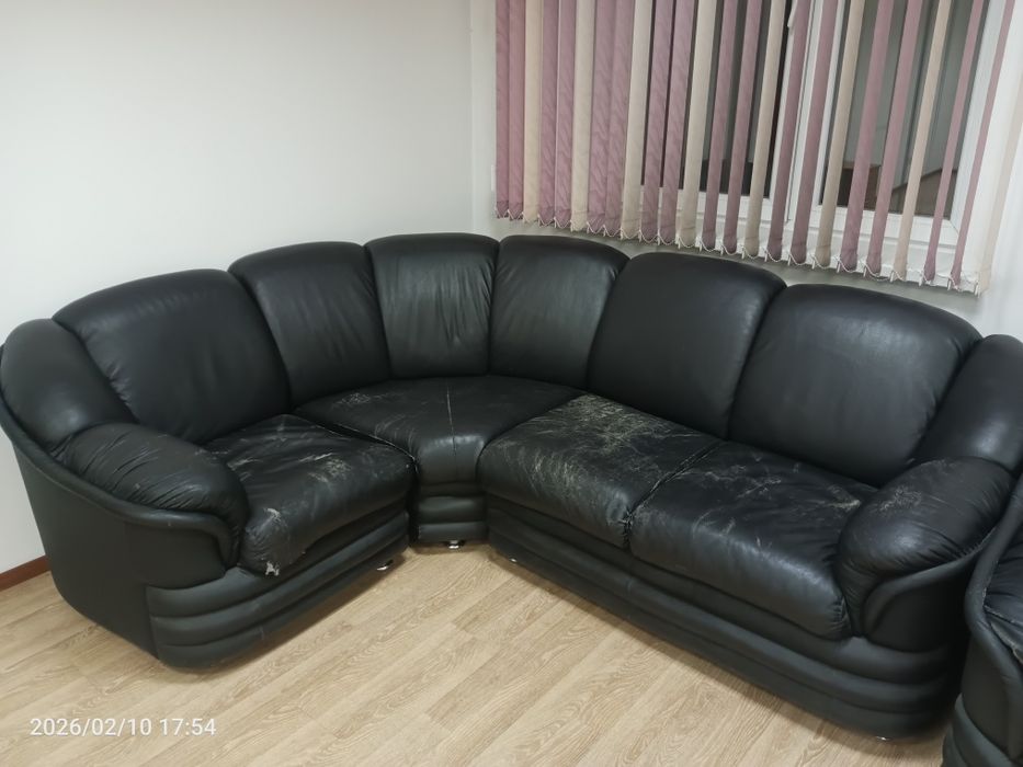 Кожаный диван с креслом большой