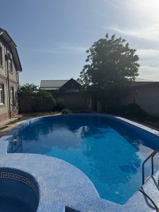 Продается просторный 2-этажный дом с бассейном и участком 12 соток