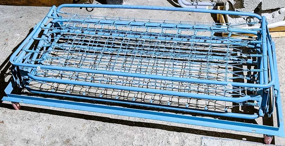 Металлический каркас для раскладного дивана.