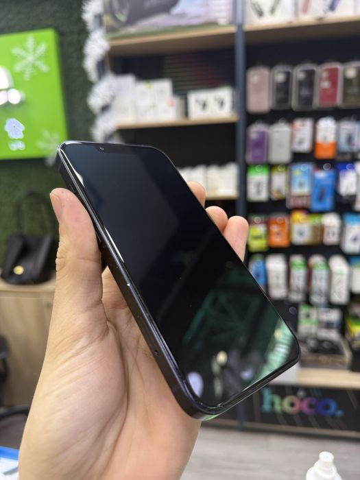 продам IPhone 13